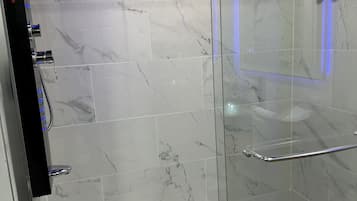 Bruser, hårtørrer, bidet, håndklæder