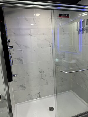 Dusche, Haartrockner, Bidet, Handtücher