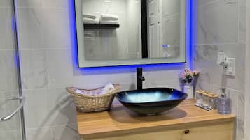 Dusche, Haartrockner, Bidet, Handtücher