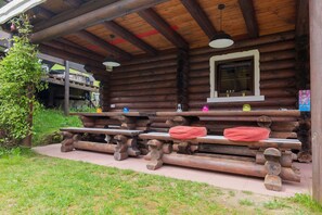 A rustic wooden cabin with a porch, a window, and a bench. - Forsthaus | Grillplätze | Sauna | Zaun | Multifunktionsraum (Forbach)