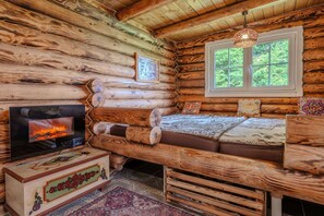 5 makuuhuonetta, työpöytä, silitysrauta/-lauta, vauvan matkasänky