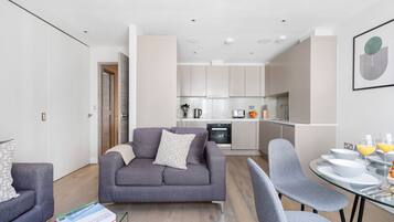 Apartament urbà | Sala d'estar | Televisor de pantalla plana de 40 polzades amb canals per satèl·lit