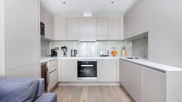 Kaupunkihuoneisto | Yksityinen keittiö | Täysikokoinen jääkaappi, mikroaaltouuni, uuni, liesi