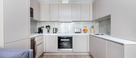 City Apartment | Private kitchen | Full-size fridge, microwave, oven, stovetop