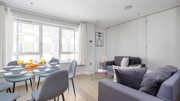 City-Apartment | Wohnbereich | 40-Zoll-Flachbildfernseher mit Satellitenempfang