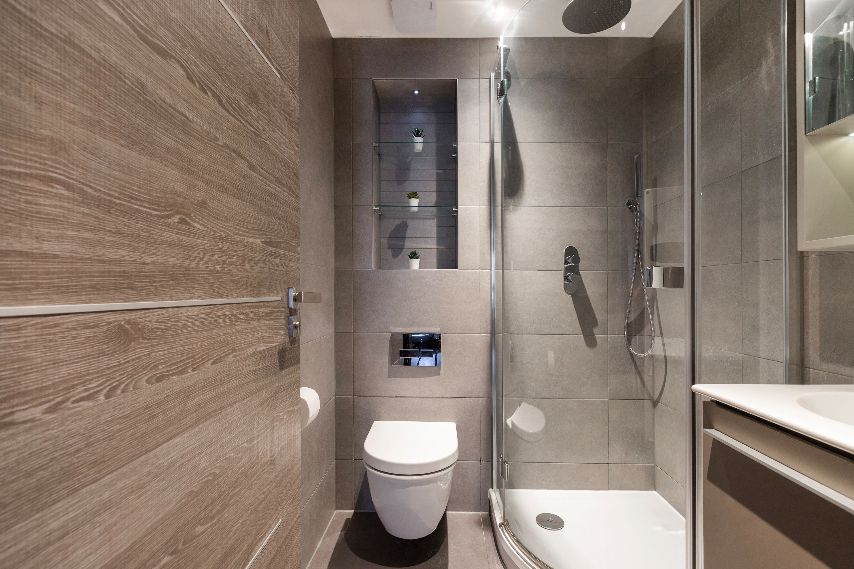 Apartemen Kota | Kamar mandi | Bathtub dan shower terpisah dan perlengkapan mandi gratis