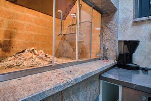 Geladeira grande, micro-ondas, fogão, cooktop