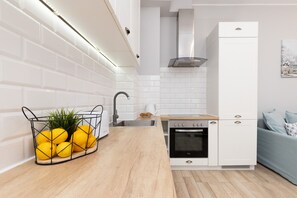 Dishwasher, cookware/dishes/utensils, paper towels - Sky Blue Apartment Waszyngton by Renters (Warsaw)