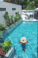 Una piscina al aire libre