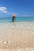 En la playa, arena blanca