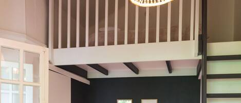 Een kamer met een stapelbed, een bureau en een stoel.