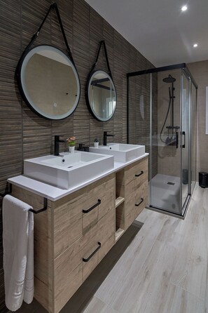 Een douche, een haardroger, handdoeken, zeep