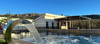 Casa Rural con Piscina y Jacuzzi con Capacidad Máxima Para 16 Personas