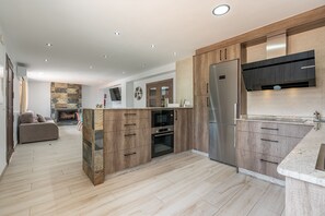 Microonde, forno, piano cottura, lavastoviglie