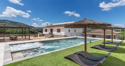 Casa Rural con Piscina y Jacuzzi con Capacidad Máxima Para 16 Personas