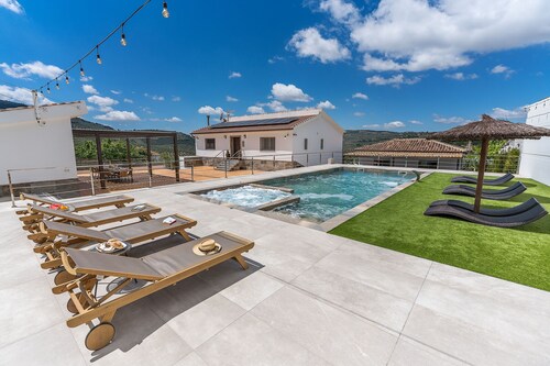 Casa Rural con Piscina y Jacuzzi con Capacidad Máxima Para 16 Personas