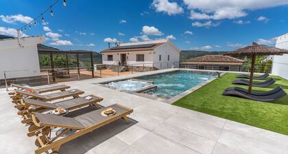 Casa Rural con Piscina y Jacuzzi con Capacidad Máxima Para 16 Personas