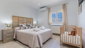 8 dormitorios, tabla de planchar con plancha, cuna de viaje