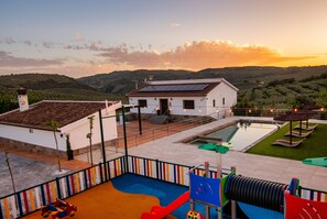 Children’s area - Casa Rural con Piscina y Jacuzzi con Capacidad Máxima Para 16 Personas (Montefrío)