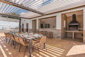 Outdoor dining - Casa Rural con Piscina y Jacuzzi con Capacidad Máxima Para 16 Personas (Montefrío)