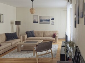 Una Smart TV, libros