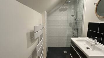 Een douche, een haardroger, handdoeken, zeep