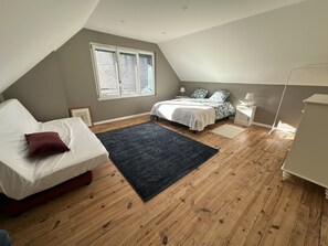 3 chambres, bureau, fer et planche à repasser, accès au Wi-Fi (inclus)