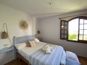 2 bedrooms, iron/ironing board, WiFi, bed sheets - Have a nice stay steps from the Sea (Platges de Fornells)