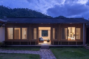 Kamar Double Mewah | Seprai premium, selimut bulu angsa, dan minibar gratis