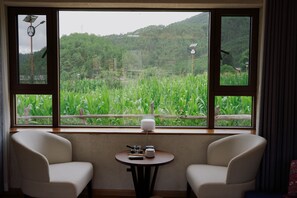 Kamar Triple Superior | Seprai premium, selimut bulu angsa, dan minibar gratis