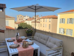 Outdoor dining - Above the rooftops of Antibes (Antibes)