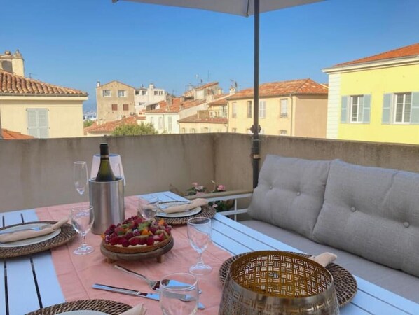 Outdoor dining - Above the rooftops of Antibes (Antibes)