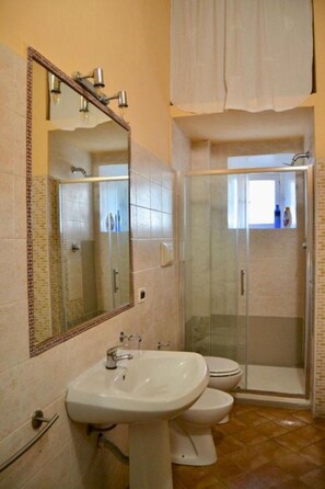 Doccia, asciugacapelli, bidet, asciugamani