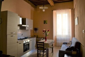 Réfrigérateur, four, cafetière/bouilloire, bouilloire électrique