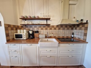 ثلاجة، ميكروويف، موقد طهي مسطح، غسالة أطباق