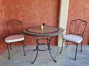 تناول الطعام بالخارج