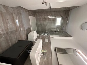Dusche, Haartrockner, Handtücher, Seife