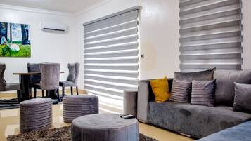 Tabla de planchar con plancha, wifi gratis y ropa de cama