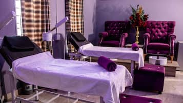 Salas de tratamiento para parejas, sauna y tina de hidromasaje