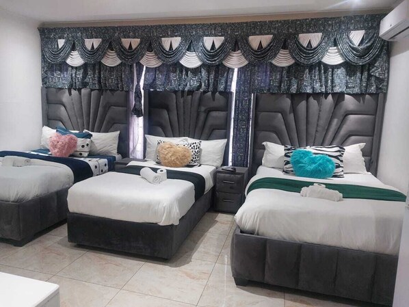 Quarto família, várias camas | 1 quarto, escrivaninha, Wi-Fi de cortesia