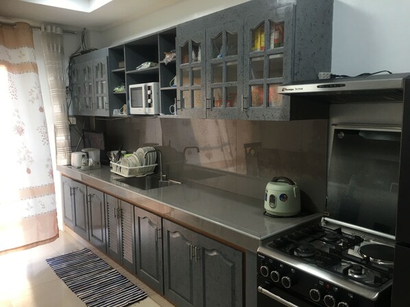 Fridge, microwave, coffee/tea maker, toaster - Baguio City Area - Suburban living in surrounding majestic mountains & Sunset (Baguio)