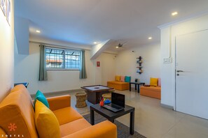 Un futbolín, libros