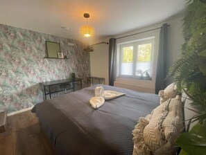 1 habitación, escritorio, tabla de planchar con plancha y wifi gratis 