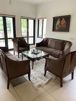 Älytelevisio, videopelejä, pöytätennispöytä