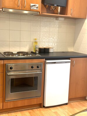 Fridge, oven, toaster, cookware/dishes/utensils