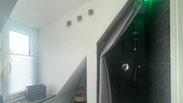 Dusche, Haartrockner, Handtücher, Seife