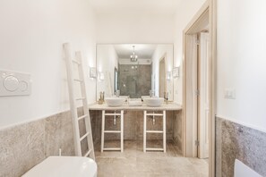 Villa | Bathroom | Shower, rainfall showerhead - 3666 Ca' Della Roccia by Perle di Puglia (Ostuni)