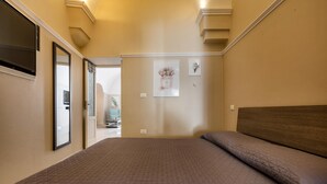 A bedroom with a large bed, a wooden headboard, and a door leading to another room. - 3668 Appartamento Leonard by Barbarhouse (Carovigno)