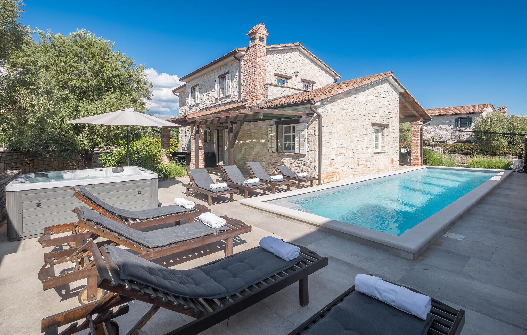 حمّام سباحة مُدفَّأ