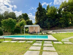 Alberca al aire libre y alberca climatizada